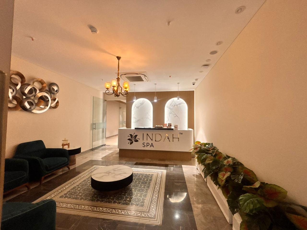 Hotel Emerald Exterior