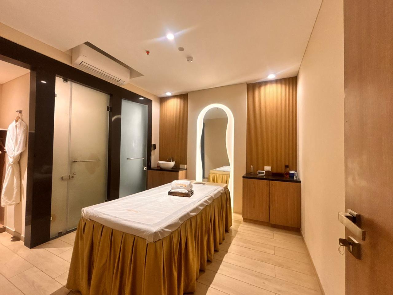 Hotel Emerald Exterior