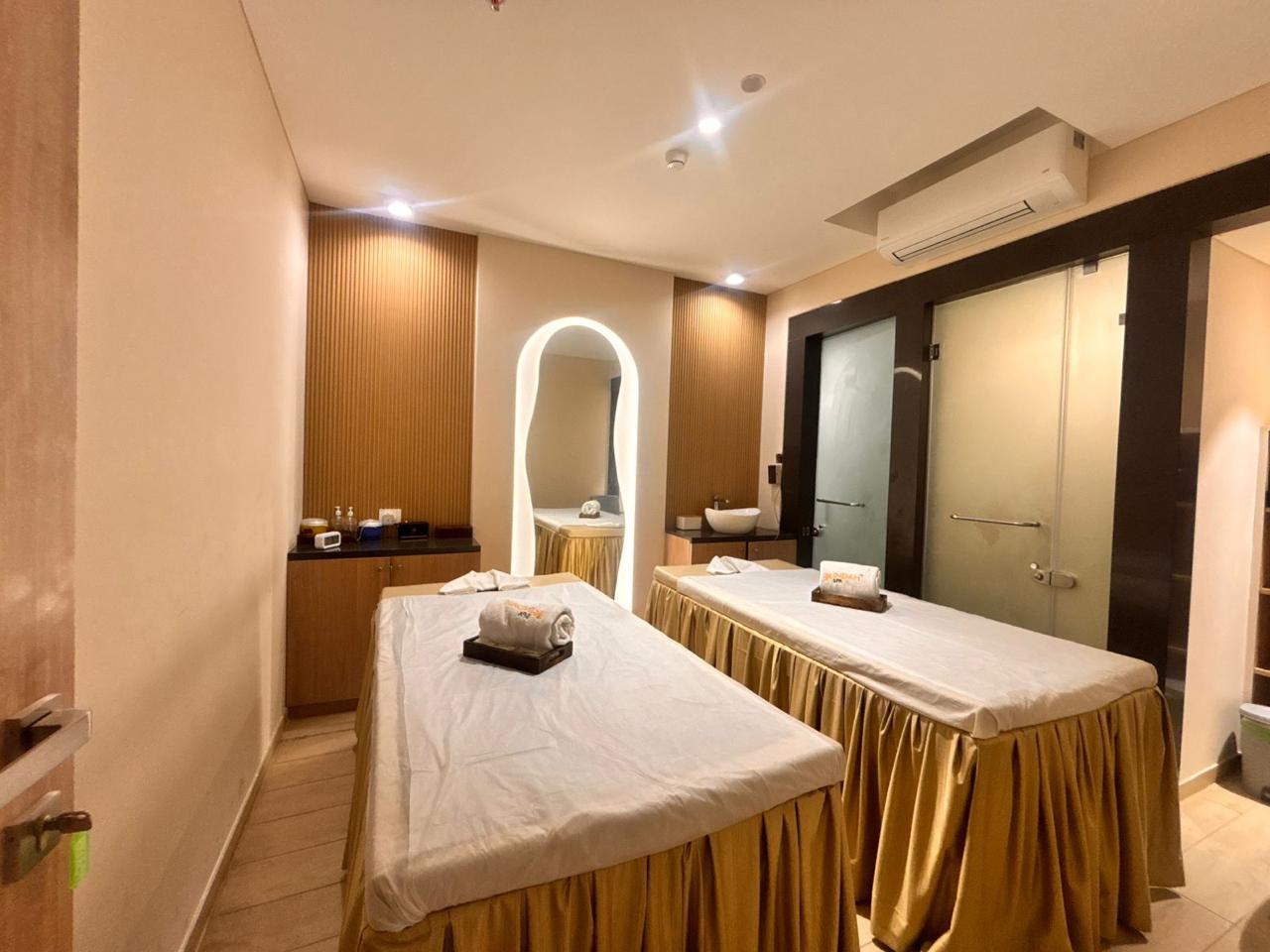 Hotel Emerald Exterior