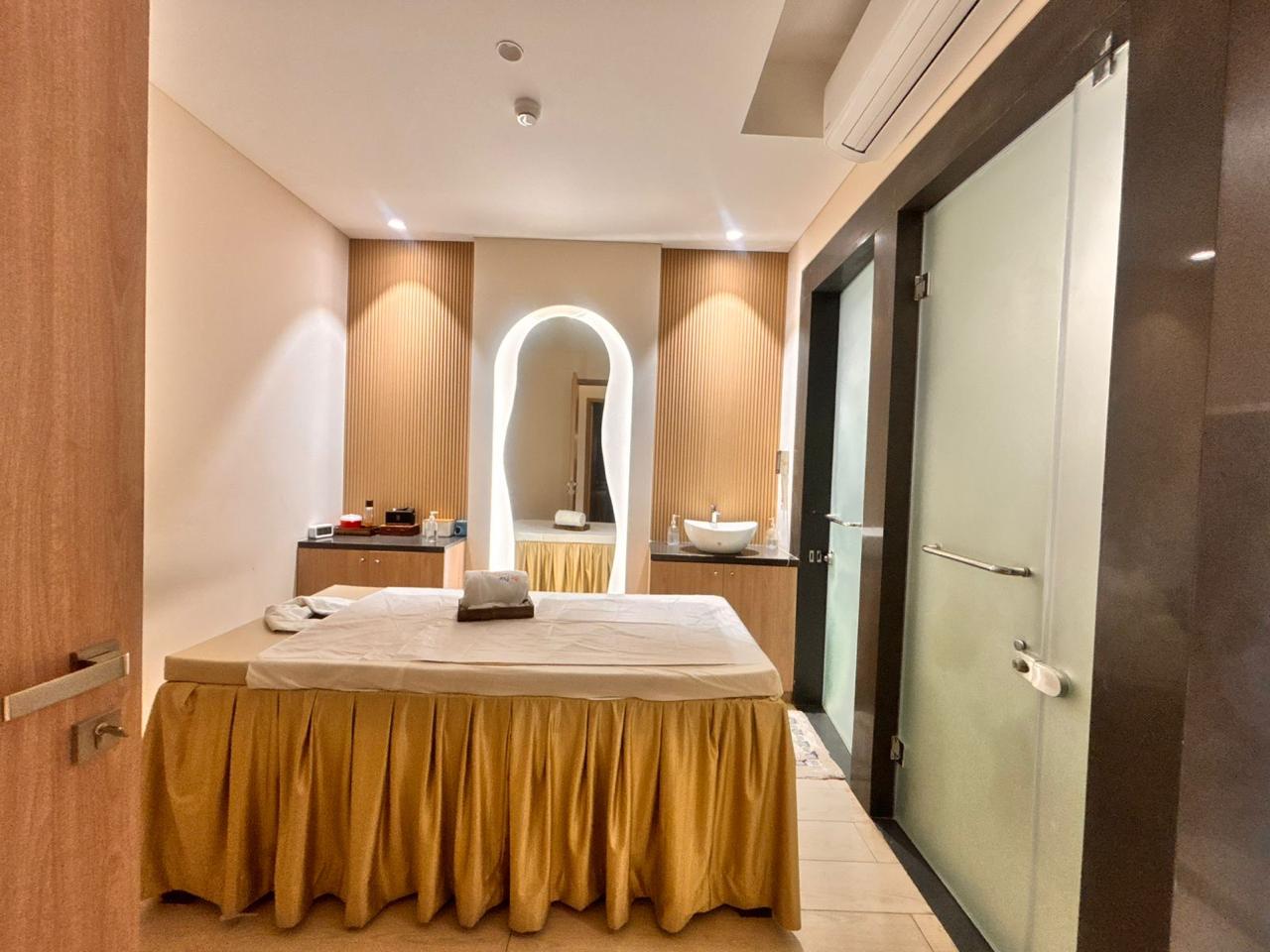 Hotel Emerald Exterior