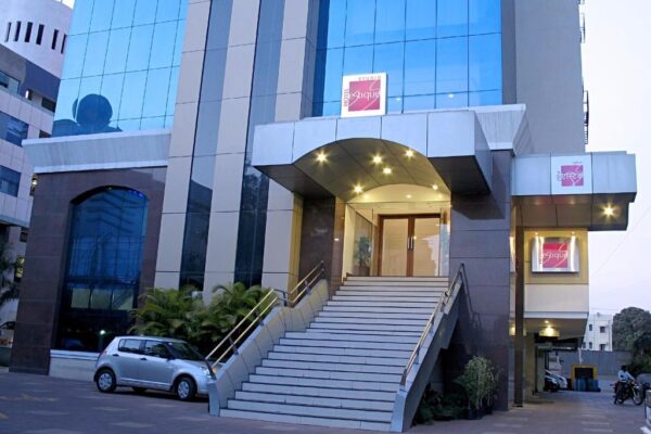 Hotel Emerald Exterior