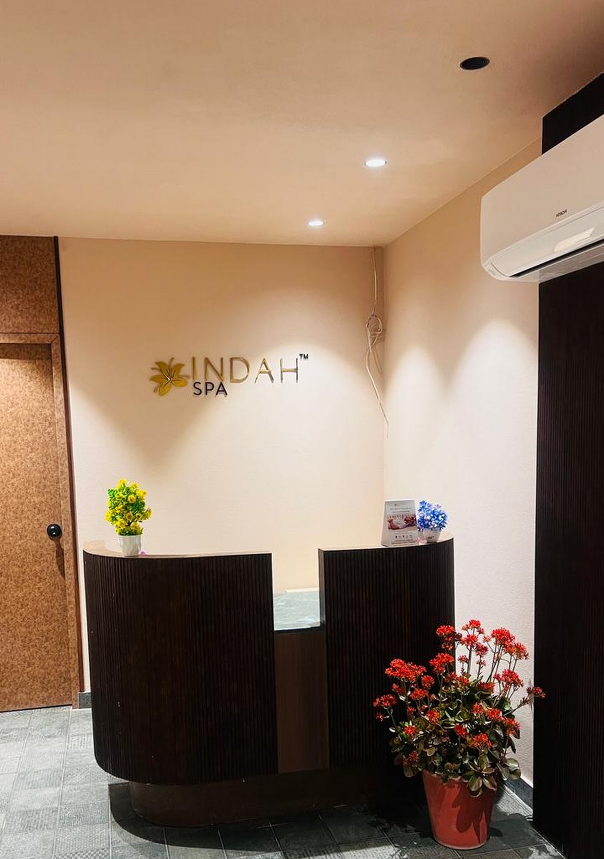 Hotel Emerald Exterior