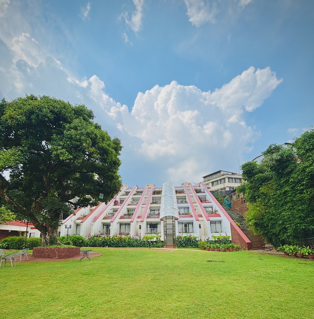 Hotel Emerald Exterior