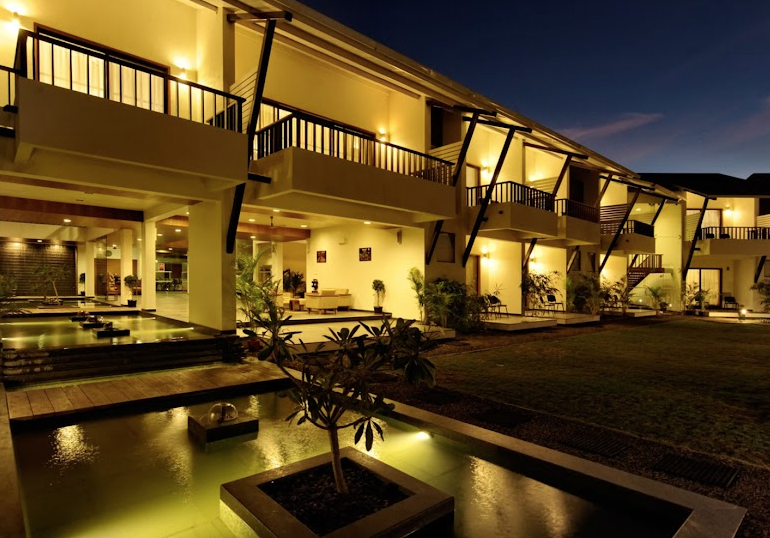 Hotel Emerald Exterior